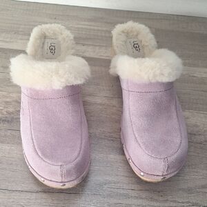 UGG Women's Lavendar Suede Clogs W/ Sheepskin Lining. Great Condition